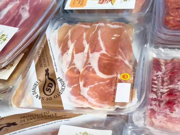 İtalyan prosciutto di san daniele bakkal vitrininde paketlendi.