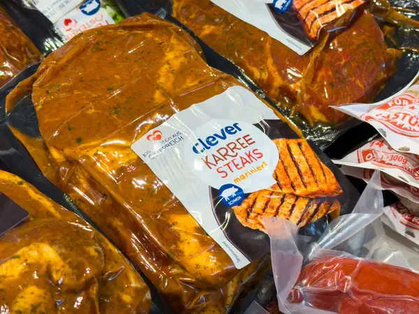 Market vitrininde marine edilmiş et çeşitliliği.