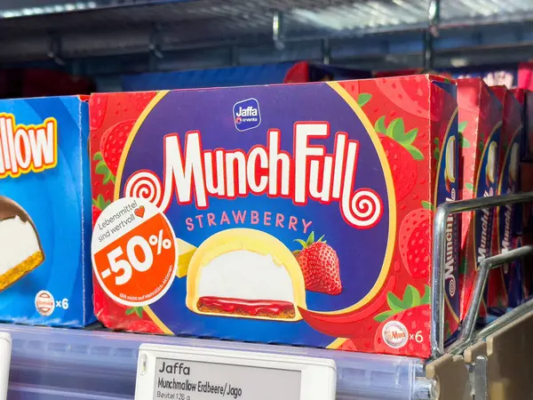 Market raflarında% 50 indirimle dolu çilekli tatlı kutusu..