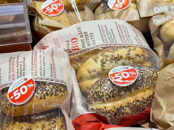 Tohumlu indirimli organik ekmekler ve mağazada% 50 indirimli etiketler.