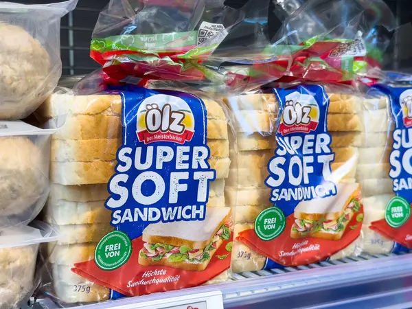 Fırın vitrininde süper yumuşak sandviç paketi.