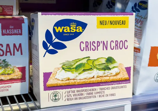 Mağazanın rafında peynirli ve yeşillikli gevrek timsah kraker kutusu..