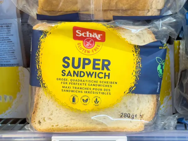Market vitrininde glütensiz süper sandviç ekmeği.
