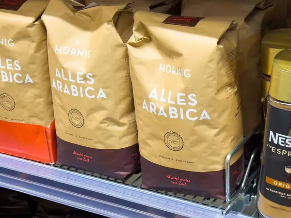 Hornig alles arabica kahve poşetleri süpermarket rafında..