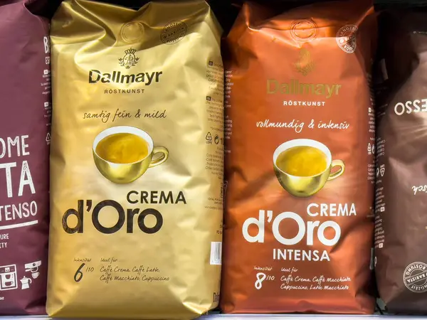 Dallmayr crema d 'oro kahve poşetleri mağaza rafında lezzet farklılıklarının yer aldığı.