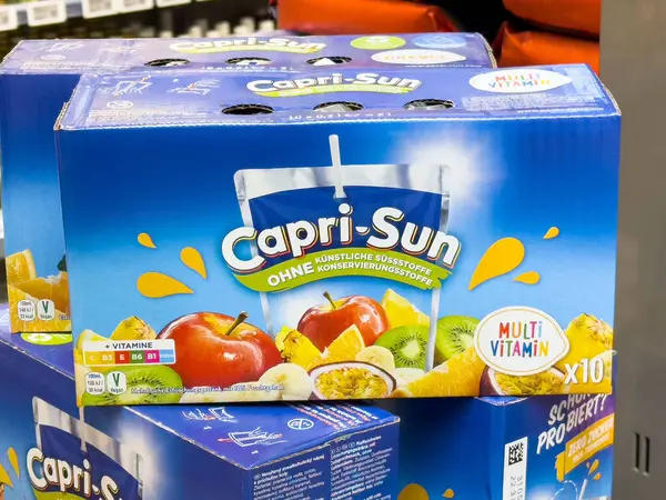 Alman vitrininde meyve resimli Capri-Sun multivitamin meyve suyu kutuları.