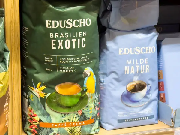 Eduscho kahve çeşitleri mağaza rafında sergileniyor.