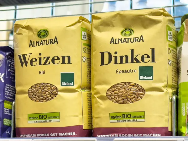 Depolama rafında organik alnatura un çeşitleri.