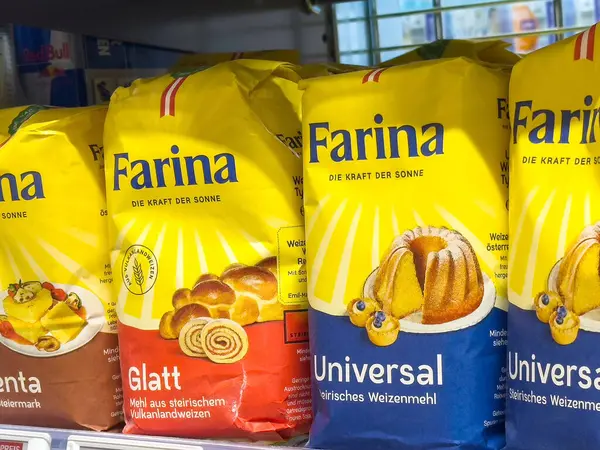 Market raflarındaki farina buğday un paketlerinin çeşitliliği.