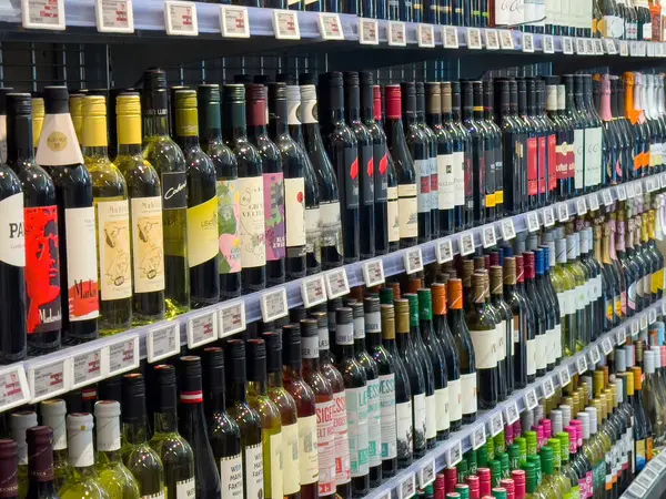 İçki dükkanındaki raflarda çeşitli şarap şişeleri..