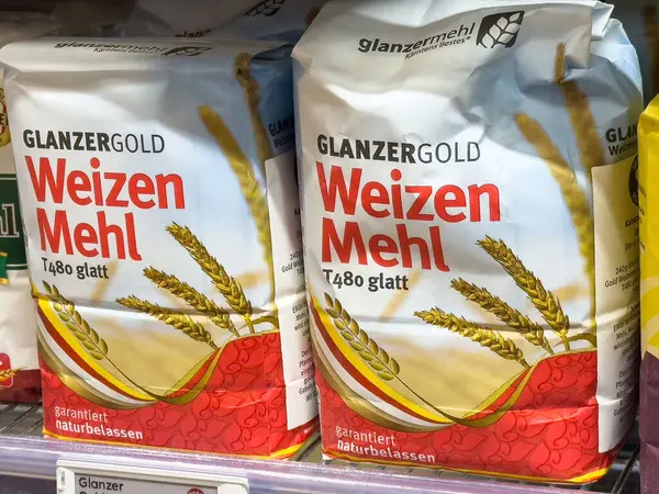 Glanzer altın buğday unu ambalajı kırmızı ve beyaz dizaynlı rafta..