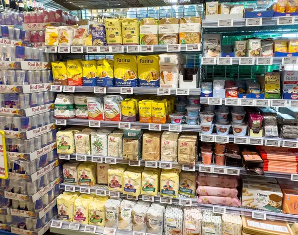 Süpermarket raflarında un ve fırın karışımları da dahil olmak üzere çeşitli fırın malzemeleri var..