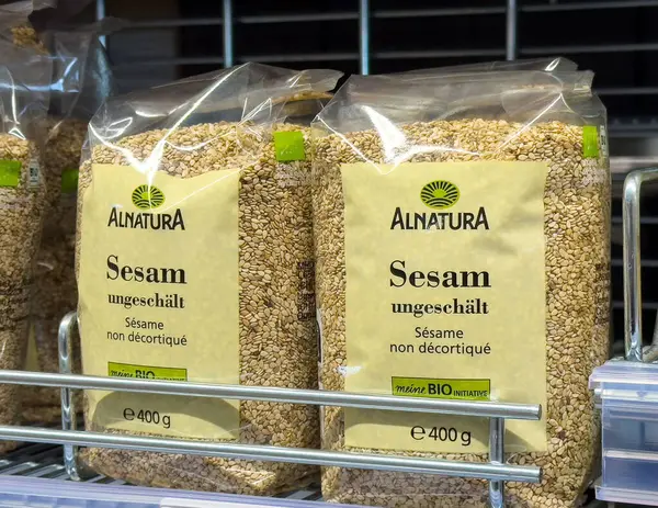 Raftaki çevre dostu ambalajda organik alnatura kabuksuz susam tohumları.