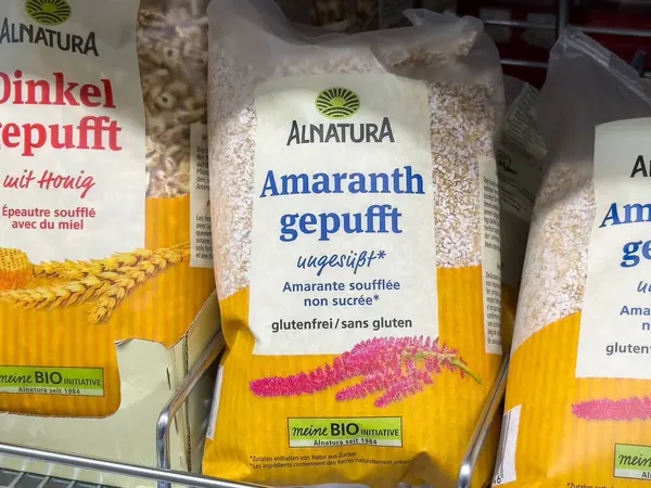 Alnatura amaranth gepufft tahıl gevreği ve rafta glütensiz etiketleme..