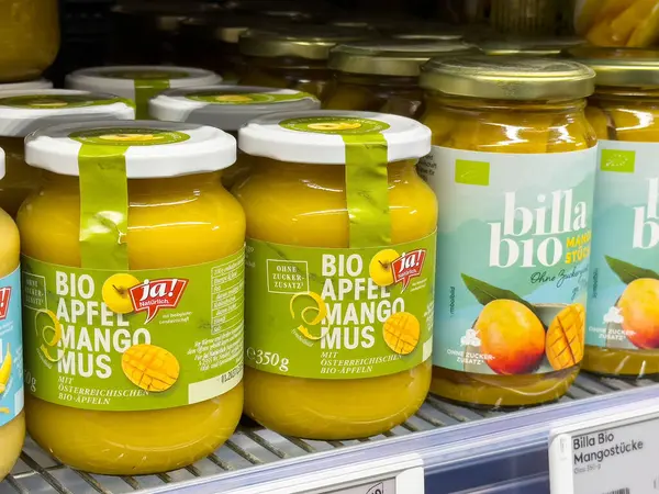 Organik elma mango gübre kavanozları mağaza rafında.