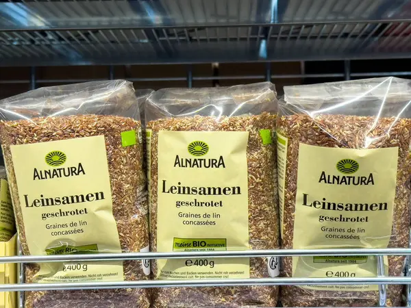 Market rafında sergilenen organik alnatura keten tohumları.