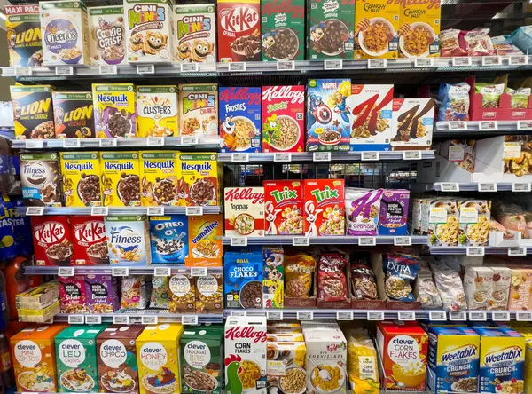 Mağazalardaki kahvaltı gevreklerinin çeşitliliği.