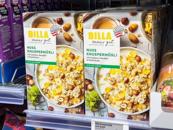Billa fındıklı müsli kutuları raflarda sergileniyor.