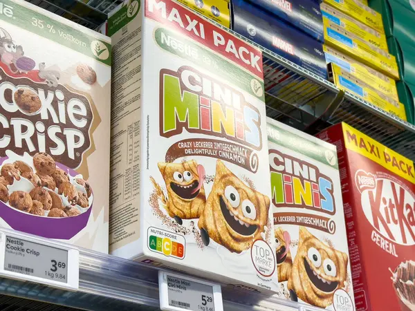 Süpermarkette gevrek ve cini mini kutularla mısır gevreği koridoru görüntüsü.