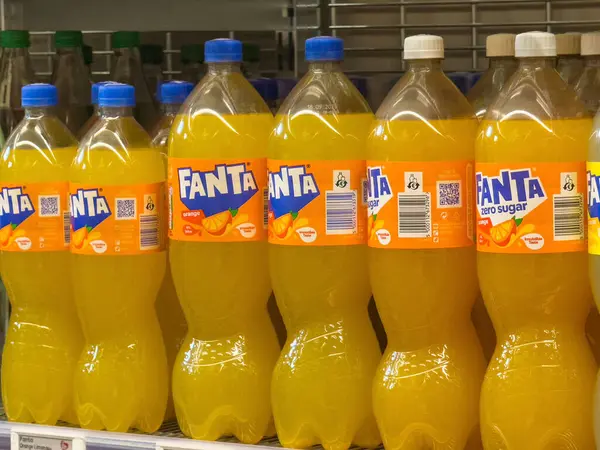 Fanta portakalı ve süpermarket rafında sıfır şeker şişesi çeşitleri.