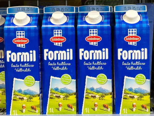 Rafta dört karton formil süt ve Avustralya Alpleri tasviri var..