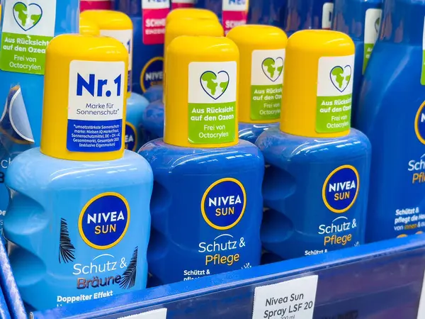 Nivea güneş koruma ürünleri Alman mağazasında sergileniyor.