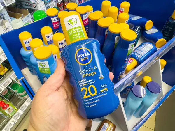 Nivea güneş kremi mağazada 20 şişe spf gösteriyor.