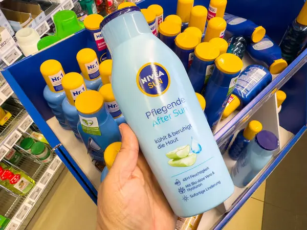 Nivea güneşi güneş losyonundan sonra mavi ve sarı markalaştırılmış olarak sergilenir.