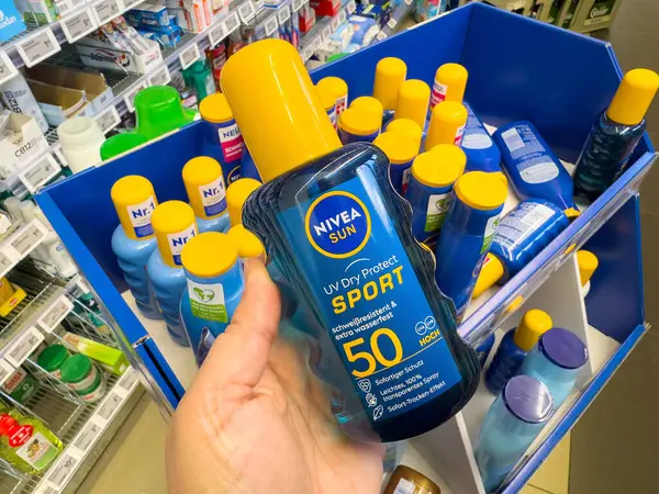 Perakende mağazasında Nivea güneş sporu spf 50 güneş kremi görüntüsü.