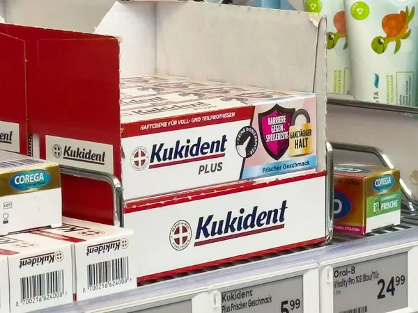 Fiyat etiketli diş macunu ürünleri mağaza rafında.