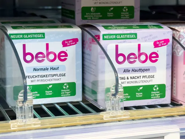 Bebe cilt ürünleri normal ve tüm cilt türleri için mağaza rafında.