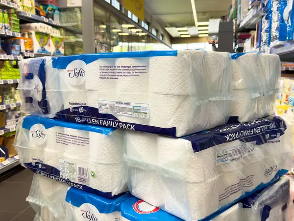 Süpermarket koridorunda toplu tuvalet kağıdı paketleri.