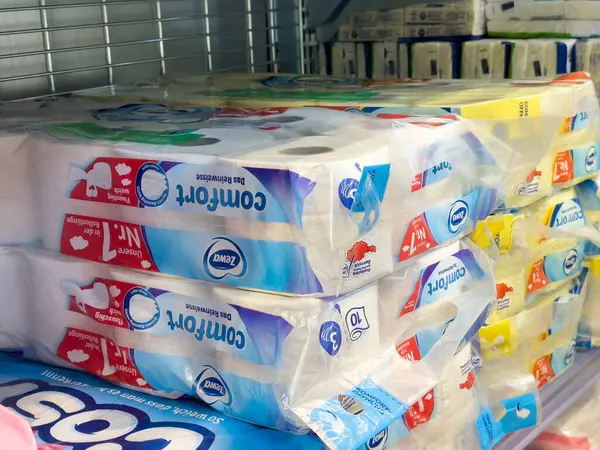 Depoda depolanmış tuvalet kağıdı paketleri.