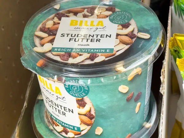 Billa öğrenci futter e vitamini etiketli fındık karıştırma paketlemesi.