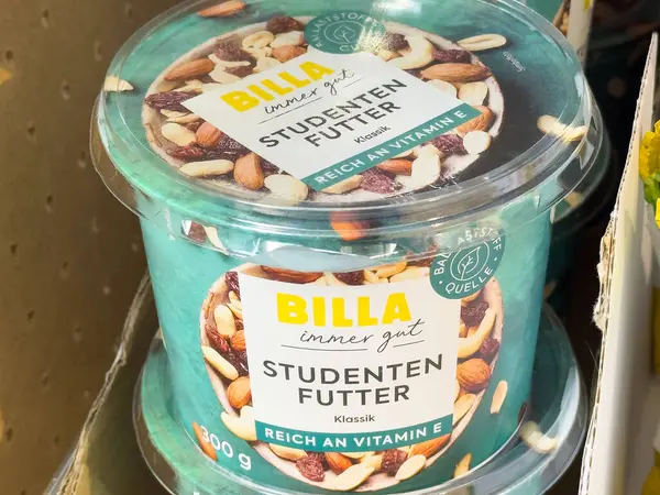 Süpermarketin rafında fındık ve kurutulmuş meyvelerle karışık aperatifler..