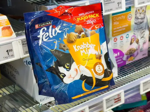 Kedi maması reyonunda Felix Knabber karışımı var..