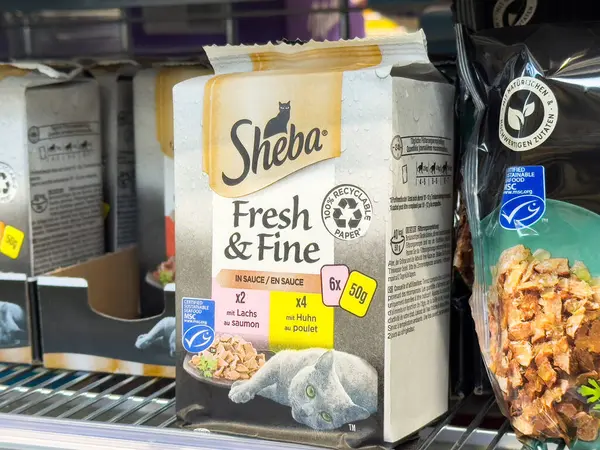 Sheba taze kedi maması ambalajı ve geri dönüşümlü malzeme depolama rafı.