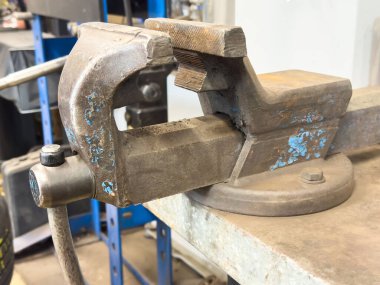 Atölyedeki çalışma tezgahında kırsal sanayi metal bankı mengenesi.