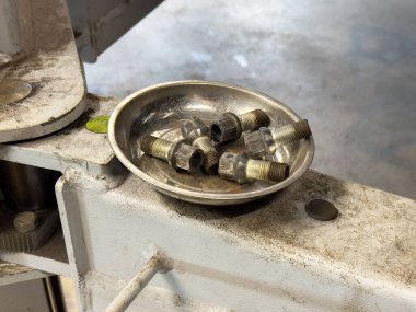 Büyülü flanşlı metal tepsi endüstriyel metal yüzeyde fındık taşıma.