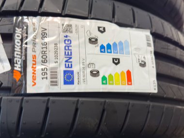 Enerji reytingleri ve özellikleri olan Hankook lastik etiketi.