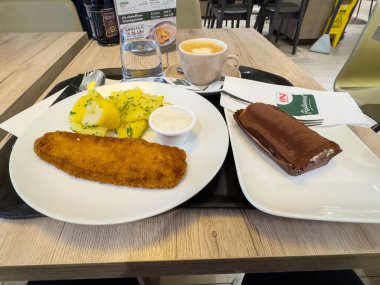 Ekmekli pirzola, patates, tiramisu ve kafede kahve ile nefis bir öğle yemeği..