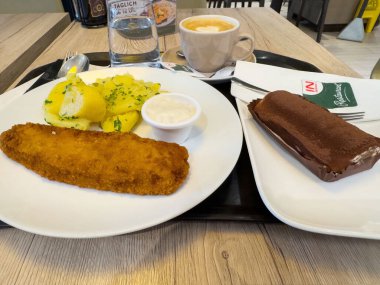 Sıcak bir restoranda, ekmek arası pirzola, patates ve tatlı ile nefis bir öğle yemeği..