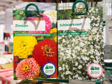 Renkli zinyalar ve beyaz bebek nefesi paketleri bahçe vitrininde sergileniyor..