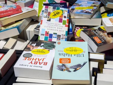 Açık pazarda sergilenen çeşitli kitaplar.