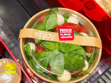 Mozarella, ıspanak ve domatesli taze market salatası..