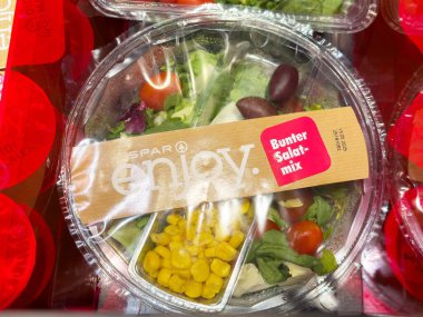 Mısır, zeytin ve kiraz domatesli taze karışık salata..