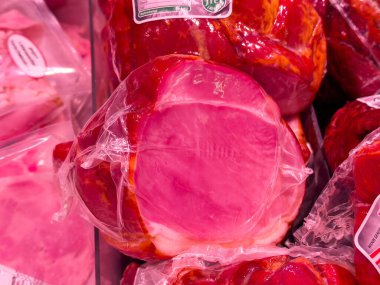 Süpermarket et bölümünde yeni paketlenmiş jambon..