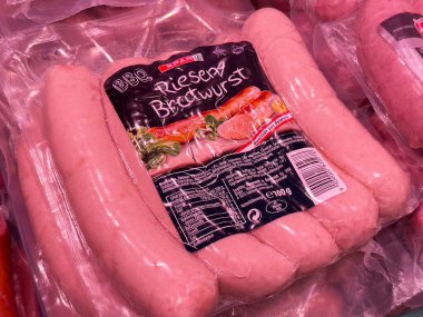 Satılık plastik ambalajlı bbq riesent sucuk paketi.