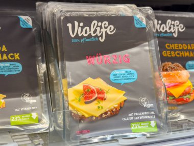 Vitrindeki vejetaryen peynir seçimi beslenme etiketli viyoyaşam markası içeriyor.