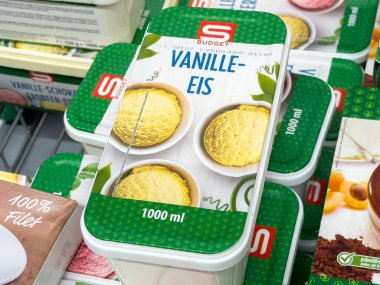 Vanilyalı dondurma küveti bütçe etiketli dondurucuda sergileniyor..